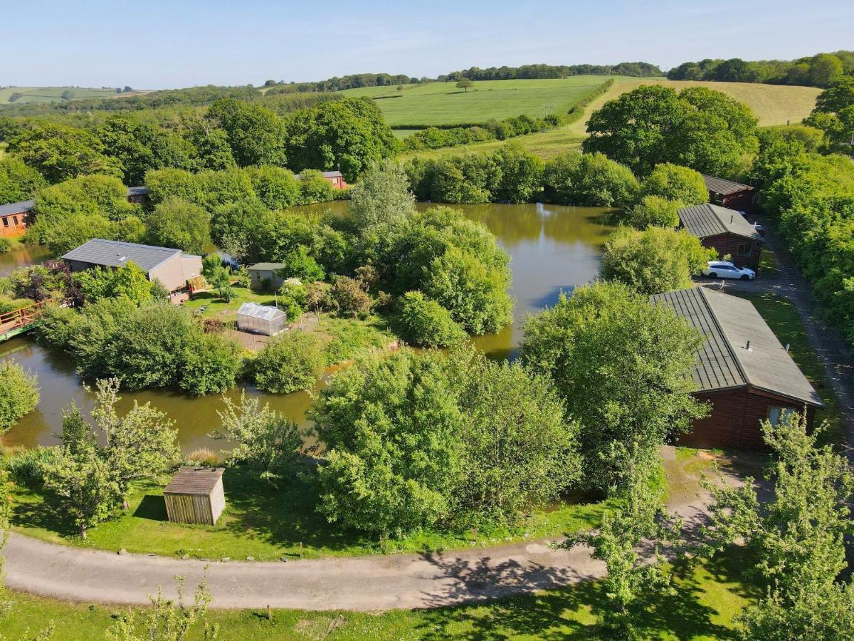 Braeburn Lodge Winkleigh Exterior photo
